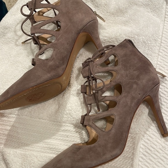 Gray suede lace up heels with zipper closure - Picture 3 of 4